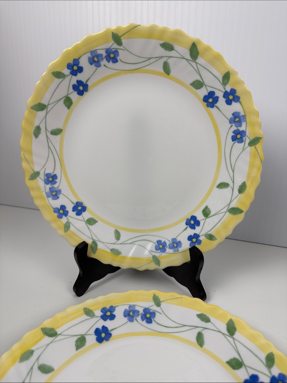 ARCOPAL vintage milk glass Floral and Yellow Border Dinner Plate - France. 4